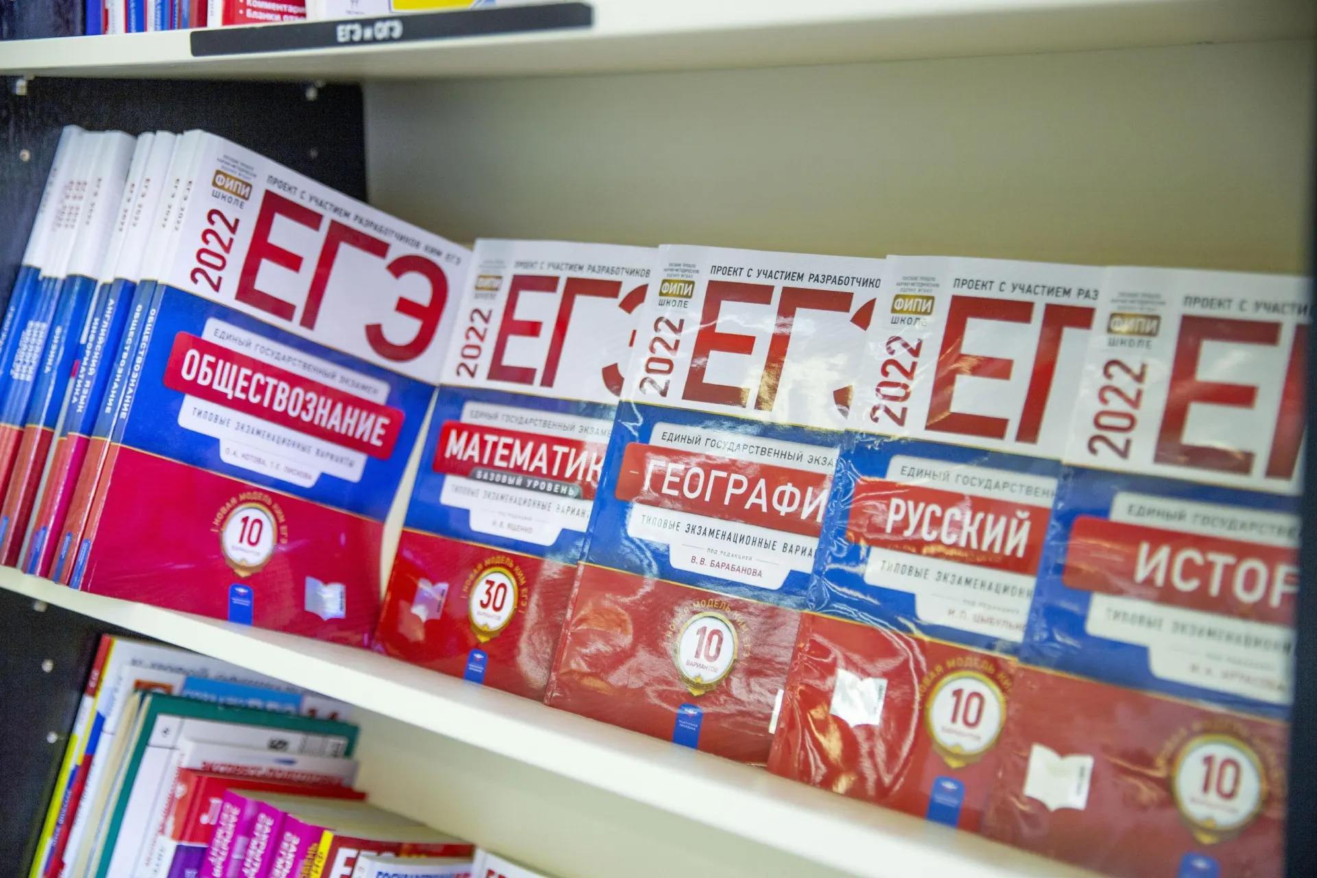 Обсуждают повышение порога ЕГЭ для поступления в государственные и частные вузы по всей России.