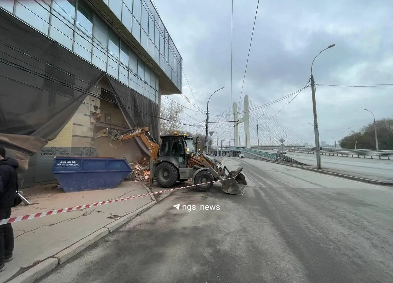 В Новосибирске ведутся работы по ремонту правого крыла старого автовокзала; здание останется на месте, часть фасада станет стеклянной.