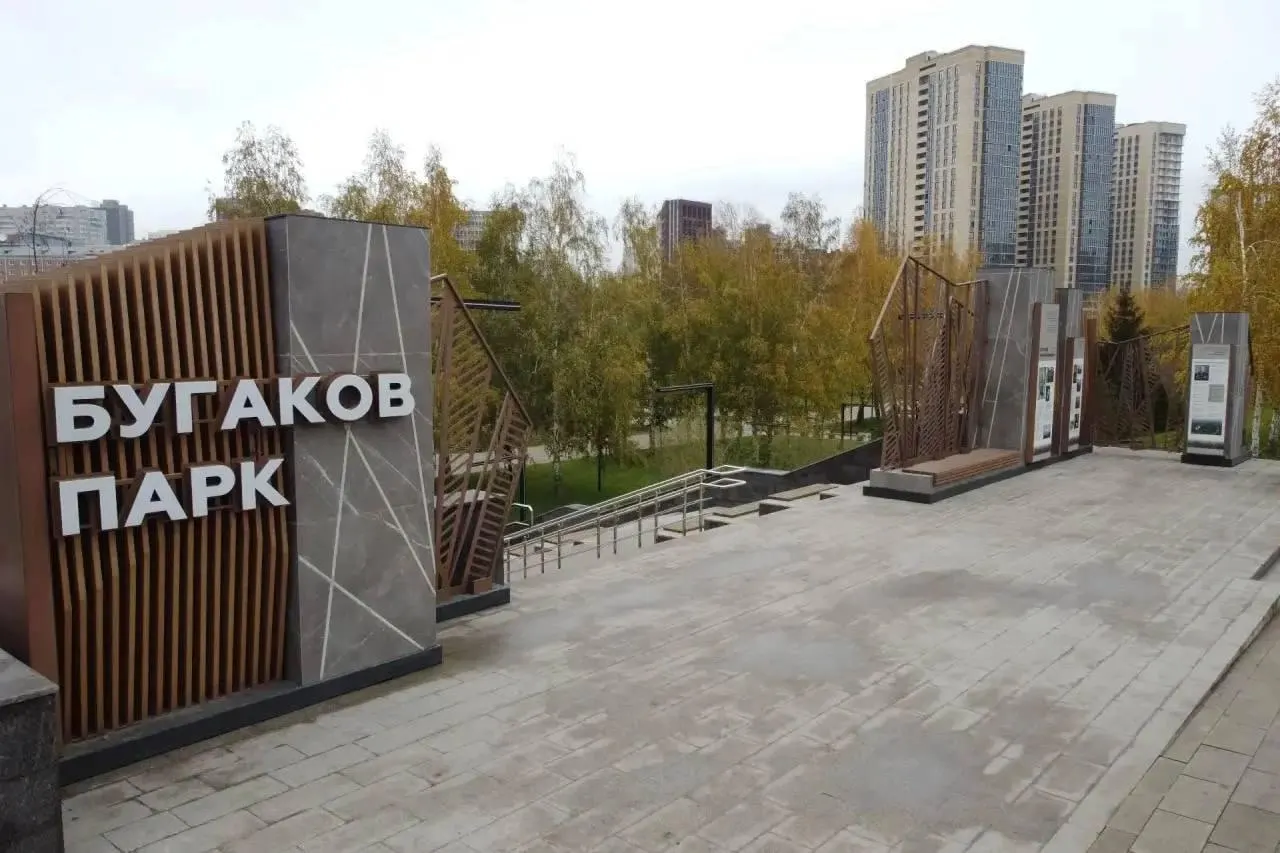 После реконструкции парка появились новые детские и спортивные площадки, пешеходные дорожки, аллеи и зоны отдыха с качелями под навесами. Также создан японский сад с соснами ниваки.