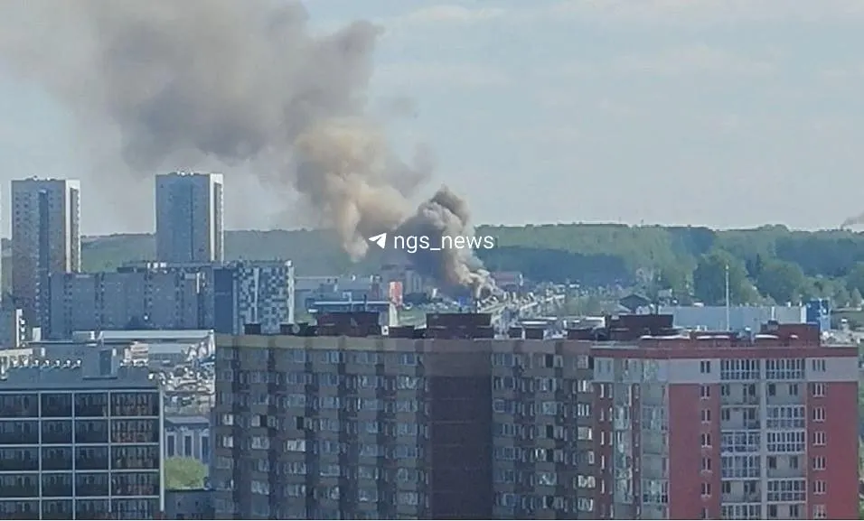 В торговом центре «Невский» произошло возгорание в помещении возле кафе «Радуга». На месте работают пожарные, дым уже исчез.