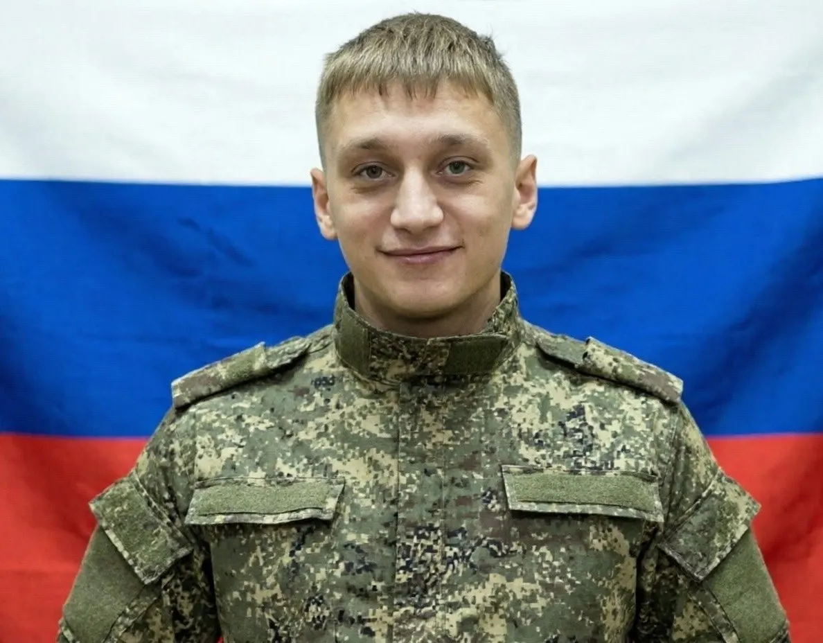 23-летний студент из Бурятии подписал контракт в январе 2026 года, прошёл обучение оператором БПЛА и спустя три месяца службы погиб под Луганском. В колледже шла активная агитация на контрактную службу.