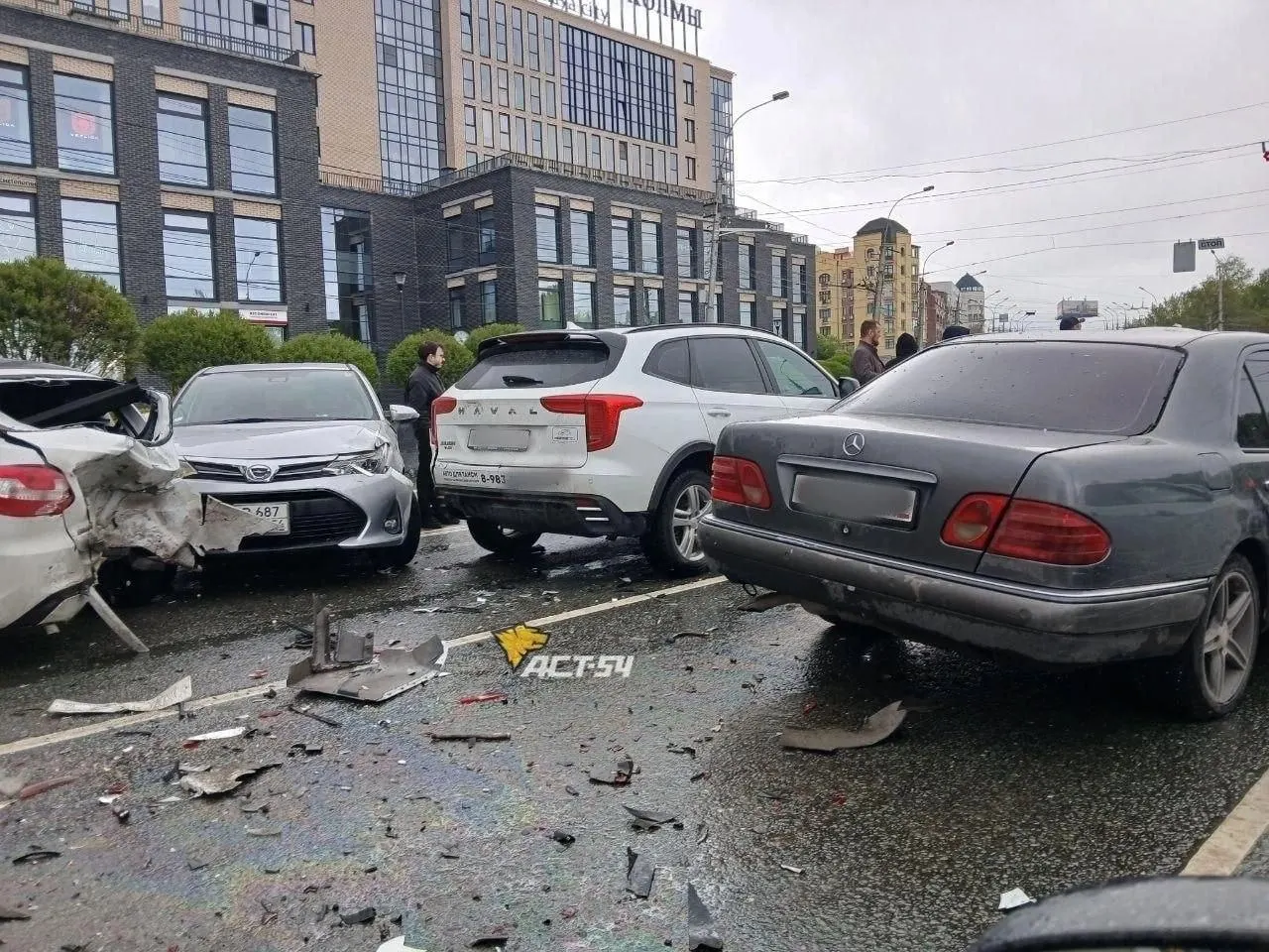 Перед заездом на Октябрьский мост в Новосибирске столкнулись не менее пяти автомобилей. О пострадавших пока не сообщается, обстоятельства выясняют экстренные службы.