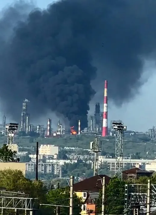 Ночные удары беспилотников привели к гибели двух человек в Сызрани и ранению трёх в Белгородской области. По данным Минобороны, силы ПВО за ночь перехватили 121 беспилотник.