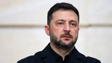 Президент Украины заявил, что Россия продолжает боевые действия несмотря на объявленное перемирие: более 150 штурмовых операций, свыше сотни обстрелов и почти 10 тысяч ударов дронами-камикадзе за последние двое суток. Украина пока воздерживалась от дальнобойных ответов, но обещает зеркальную реакцию при эскалации.
