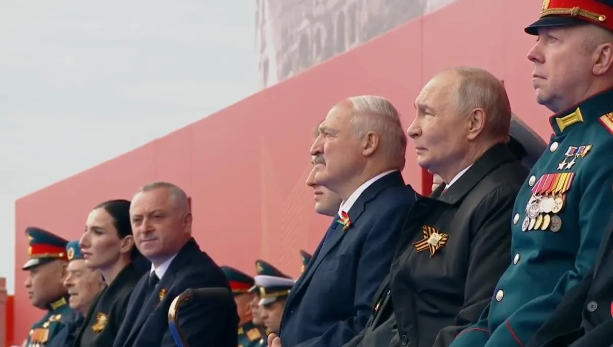 На параде в Москве рядом с руководством страны на трибуне впервые разместили участника «СВО» наравне с ветераном ВОВ; президент в своей речи связал подвиг поколения победителей с делом нынешних воинов.