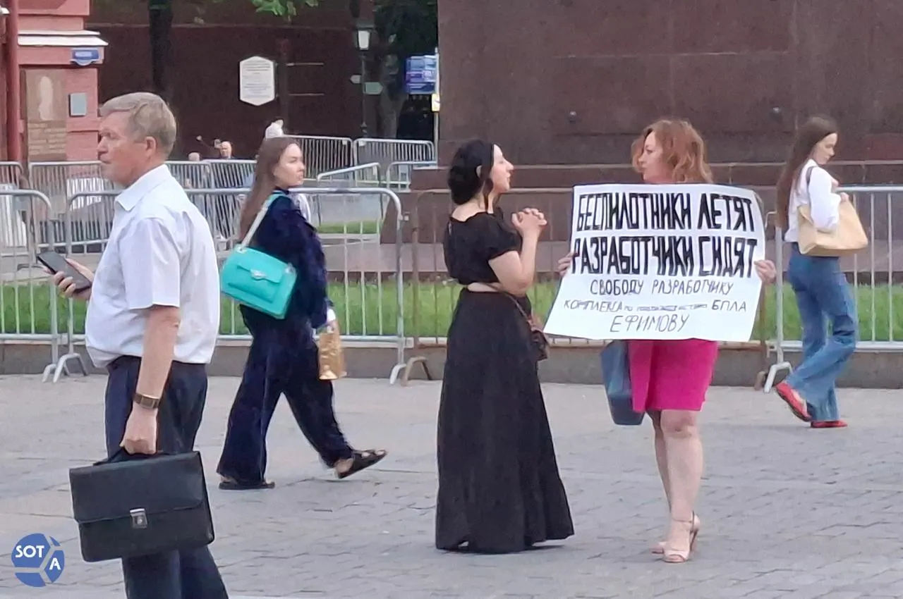В центре Москвы задержали женщину с плакатом в защиту учёных, которых в Новосибирске признали виновными в «госизмене». Активистка доставлена в ОВД «Китай‑город».