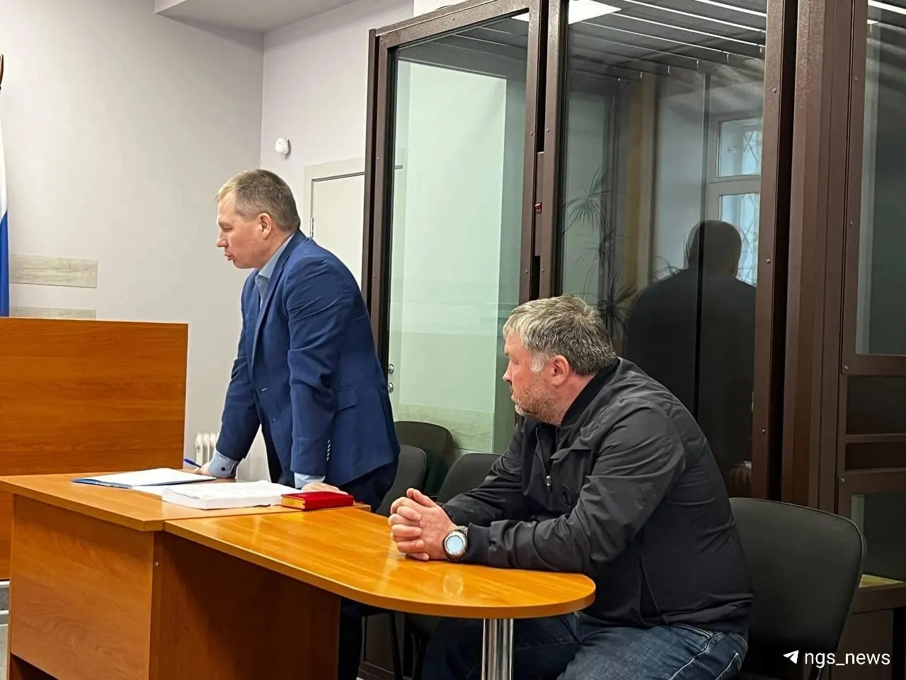 В суд доставили обвиняемого Рината Ганеева, которого связывают с ОПГ «Труновские». Также ожидается явка одного из лидеров группировки — Александра Трунова — для продления меры пресечения. Дело по старому убийству долгое время оставалось не до конца раскрытым.