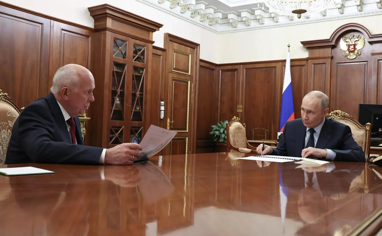 Глава «Ростеха» доложил президенту о задержках: серийный старт МС‑21 и Суперджета перенесли на следующий год. В этом году, по его словам, планируется сертификация только Ил‑114‑300, а правительственные прогнозы по объёмам перенесены на 2035 год.