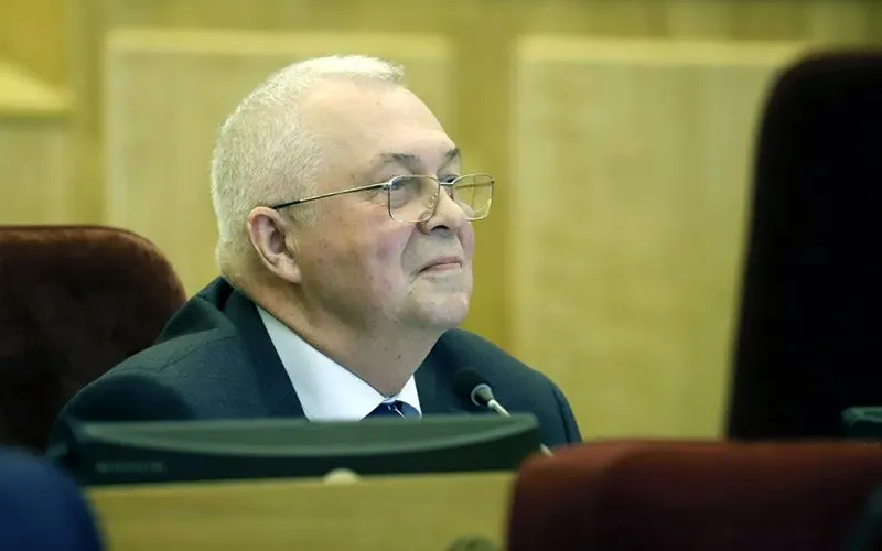 Зампред регионального отделения партии пенсионеров Владимир Ворожцов подал заявление о сложении полномочий депутата; на сессии 28 мая заксобрание рассмотрит его просьбу, а его место, вероятно, займёт топ‑менеджер из списка партии.