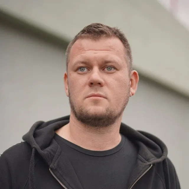 Минюст внёс украинского блогера и журналиста Дениса Казанского в реестр «иностранных агентов». По его словам, у него нет гражданства РФ, и он не удивлён этому статусу; при этом он ожидает более серьёзных обвинений, поскольку в «ДНР» его уже разыскивают за книгу и журналистские материалы.
