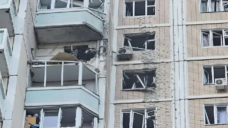Ночные и утренние налёты беспилотников поразили Москву и ряд областей: по данным властей, в столице и области погибли 3 человека, десятки получили ранения; Минобороны заявляет о сотнях сбитых дронов.