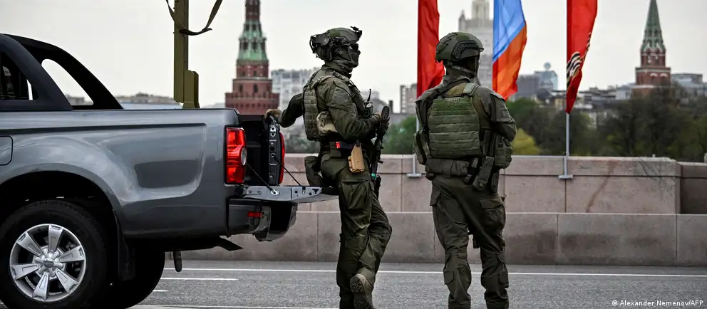 Российские власти отозвали аккредитации, выданные зарубежным СМИ для освещения парада на Красной площади. Парад пройдёт в сокращённом формате без военной техники; в ряде регионов массовые мероприятия и салюты отменены из‑за угроз безопасности.