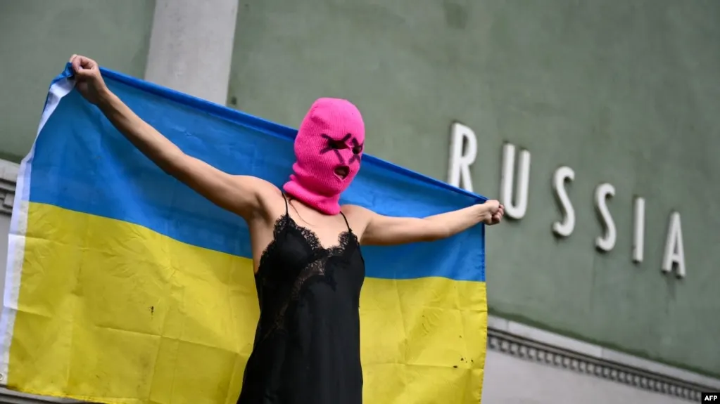 Росфинмониторинг обновил перечень и включил в него панк‑сообщество Pussy Riot. Ранее группу признали экстремистской; нескольким участницам уже заочно назначены сроки по делу о «фейках» про армию.