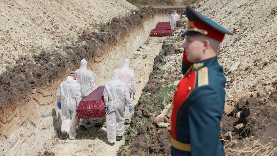 По результатам анализа списков погибших, данных реестра наследственных дел и судебной статистики исследователи оценивают число погибших российских военнослужащих к концу 2025 года минимум в 352 тысячи человек.