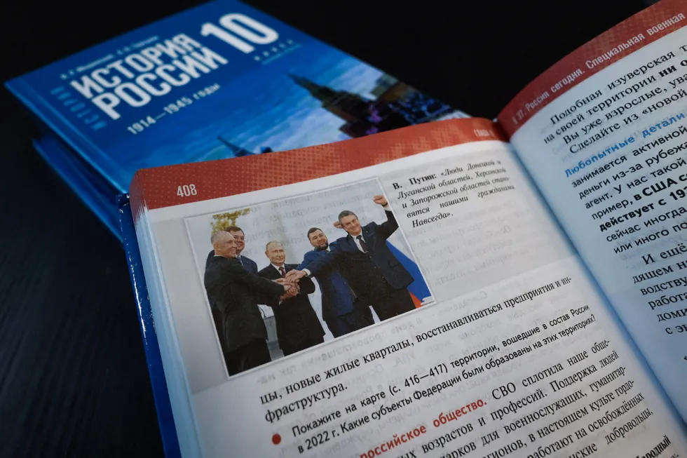 Линейка учебников по истории для средней школы систематически подводит прошлое под современные политические рамки: спорные факты замалчивают, недавние государственные проекты вплетают в древность, поражения и насилие смягчают. В результате история теряет способность учить критическому мышлению.