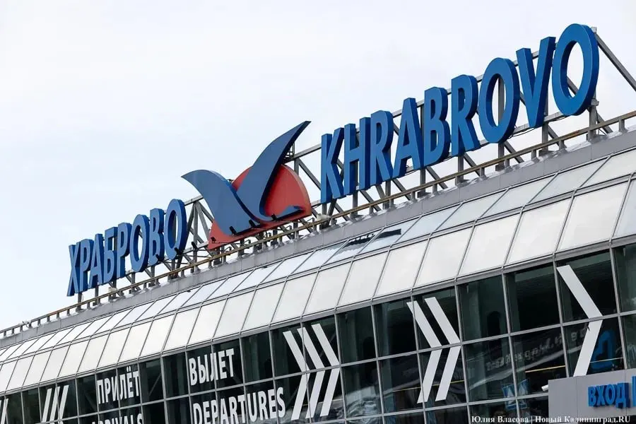 В калининградском аэропорту «Храброво» утром 7 мая массово задерживаются и частично отменяются рейсы из‑за временных ограничений в воздушном пространстве Ленинградской области.