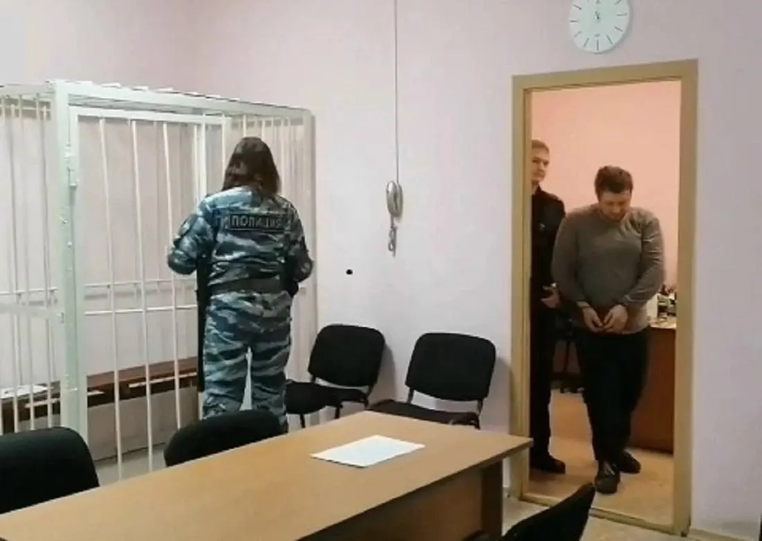 Его обвиняют в незаконном лишении свободы, угрозе убийством и поджоге — инцидент произошёл в феврале в квартире на улице Курчатова.