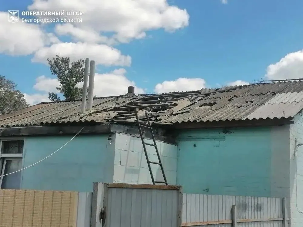 В результате налётов беспилотников пострадали поезд и жилые дома в трёх регионах; людей эвакуируют, сведения о пострадавших и ущербе уточняются.