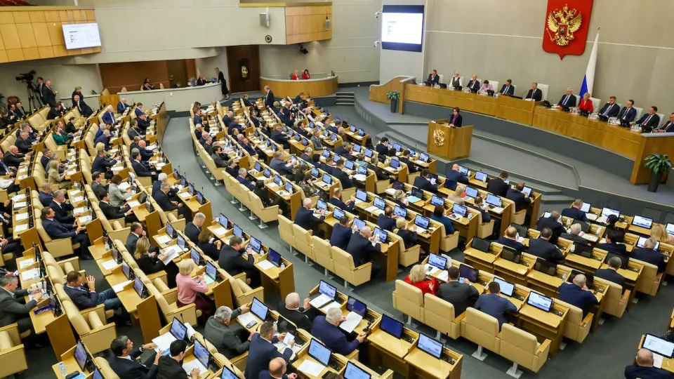 Комитет нижней палаты одобрил поправку, по которой имущество россиян, уехавших за границу и осуждённых по политическим статьям, смогут арестовывать без привязки к размеру штрафа; дела будут рассматриваться заочно, уведомления будут направлять по электронной почте.