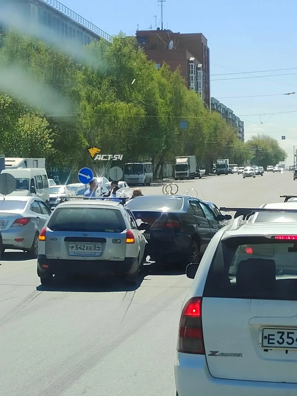 На перекрёстке Степной и Станиславского в Новосибирске произошло ДТП с участием автомобилей свадебного кортежа. По видеозаписям, в один из седанов врезался другой участник торжества; подробности уточняются.