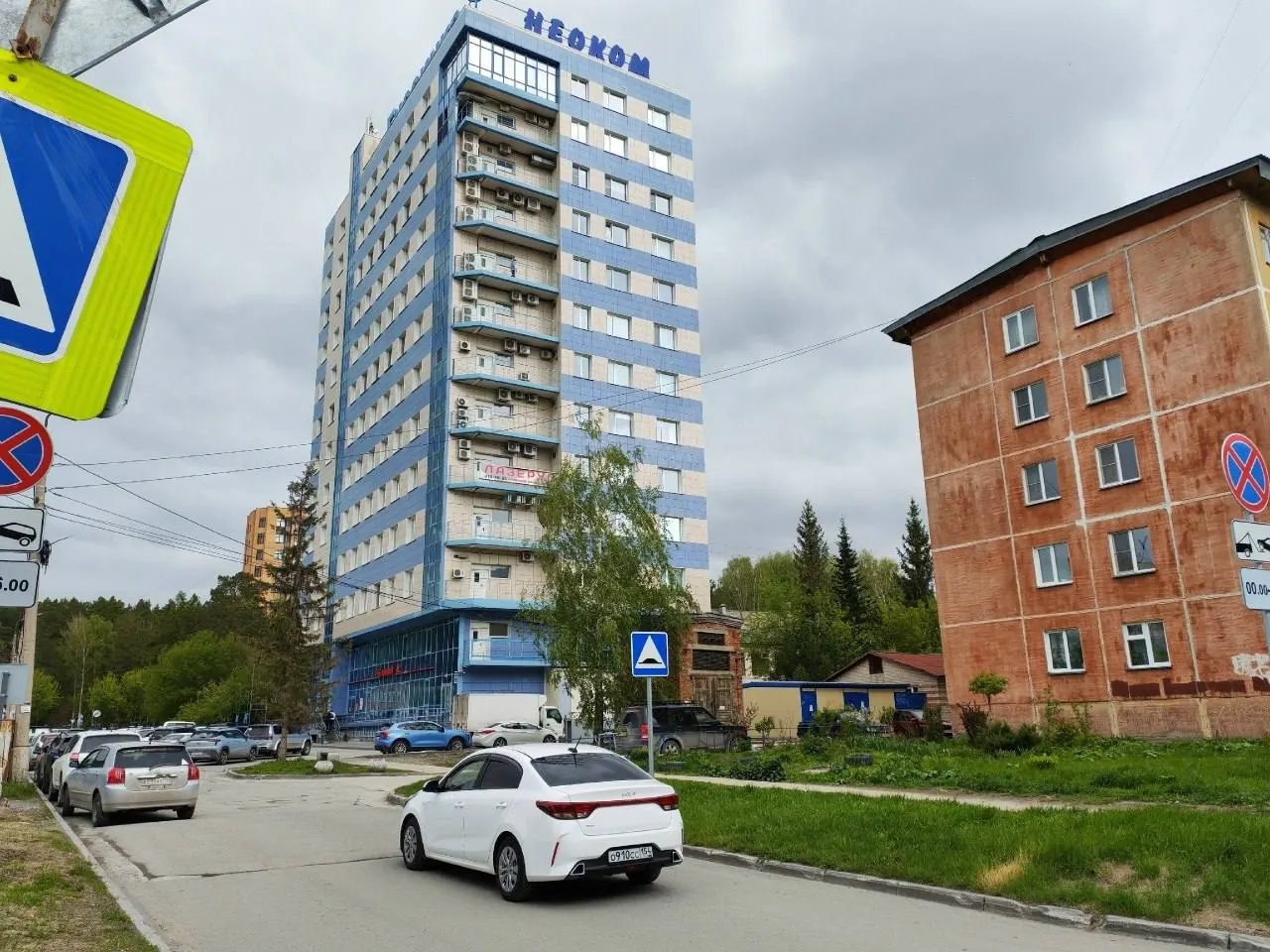 Жители дома на улице Героев Труда, 22 жалуются на перебои и скачки напряжения: при осмотре обнаружен посторонний кабель, ведущий к соседней стройке. Депутаты выясняют, кто разрешил подключение.