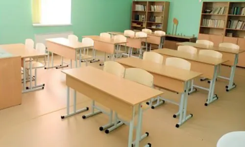 Родители сообщают, что руководство школ настаивает на обязательном парадном прикиде перед 9 мая, в том числе на прикалывании георгиевских лент. Такие требования не подкреплены нормативами и могут нарушать права учащихся.
