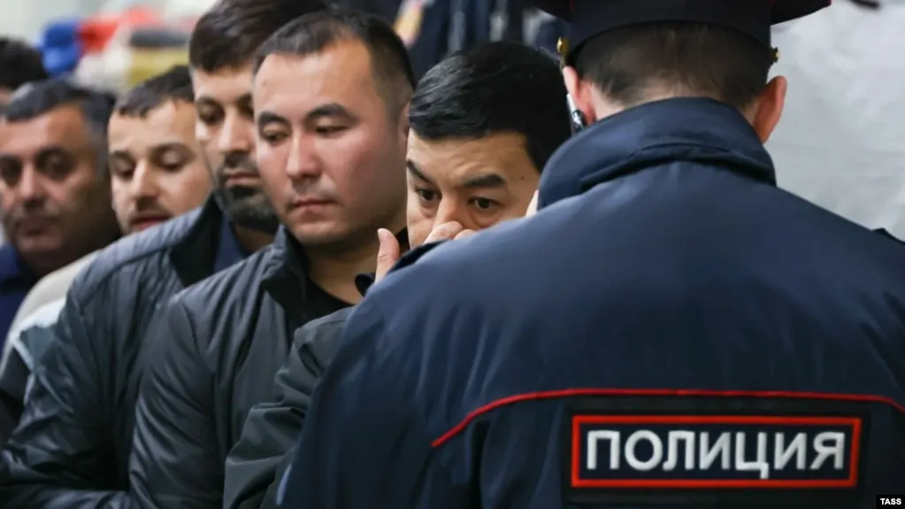 Законопроект расширяет перечень административных правонарушений, за которые иностранцев и лиц без гражданства могут выдворять из России — от участия в несогласованных акциях до «дискредитации» ВС и призывов к санкциям. Общее число оснований вырастет до 58; часть мер меняет процедуру выдворения.