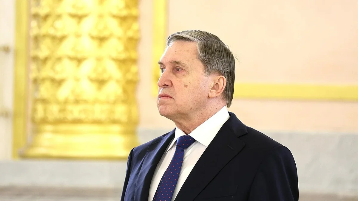 Помощник главы государства заявил, что переговоры останутся в тупике, пока украинские войска не покинут Донбасс; США продолжают попытки посредничества, а президент готов встретиться с Зеленским при условии окончательных договорённостей о мире.