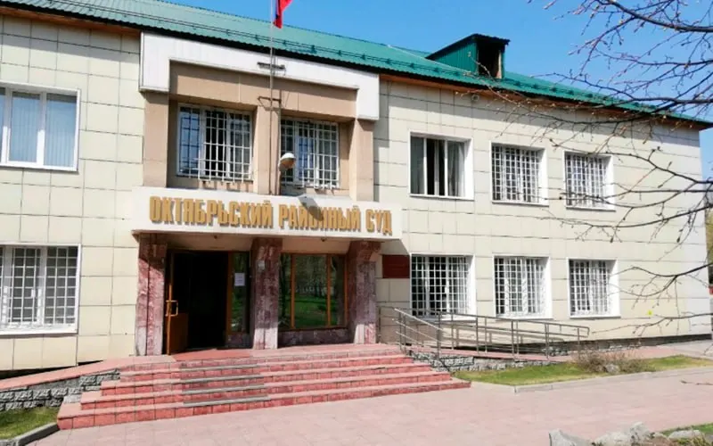 Октябрьский районный суд признал 41‑летнего мужчину виновным в особо крупном мошенничестве: он заключил договоры на поставку товаров на сумму более 27 млн рублей, но не исполнил обязательства.