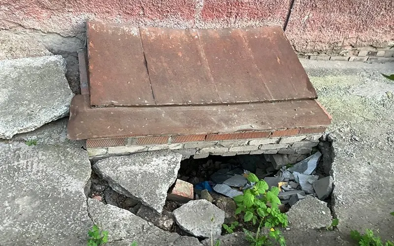 Отмостка у муниципального детского сада №24 провалилась в нескольких местах, образовав пустоты, ведущие в подвал; повреждения частично огорожены, признаков ремонта не заметно.