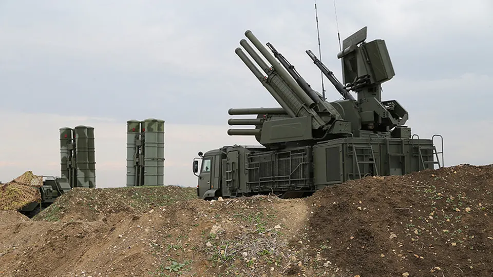 Российские военные применяют систему радиоэлектронной борьбы «Волна Купол Гарант», способную заглушать сигнал Starlink на площади до 20 кв. км. Комплексы производятся в Симферополе и оцениваются примерно в $1,5 млн; параллельно вводятся ограничения на импорт спутникового оборудования и развиваются российские аналоги.