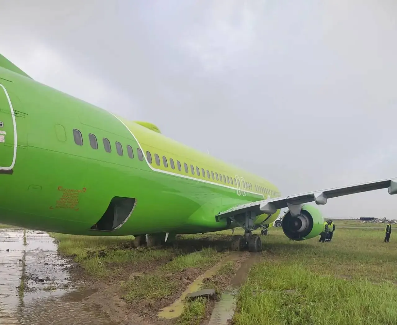 Boeing 737-800 с 173 пассажирами и шестью членами экипажа после посадки выехал за пределы ВПП в Мирном. Предварительно причиной называют техническую неисправность, ведётся проверка Следственного комитета.