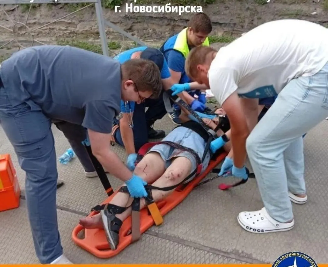 При спуске с электрички на станции «Обское море» женщина в состоянии алкогольного опьянения упала на пути, получила серьёзную травму головы и госпитализирована в тяжёлом состоянии.