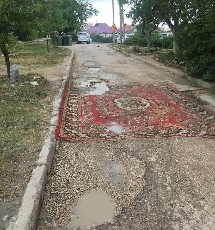 Законопроект предлагает легализовать самостоятельную укладку асфальта на дворовых и местных дорогах; в правительстве инициативу отклонили, сочтя, что ремонтом должны заниматься специалисты.