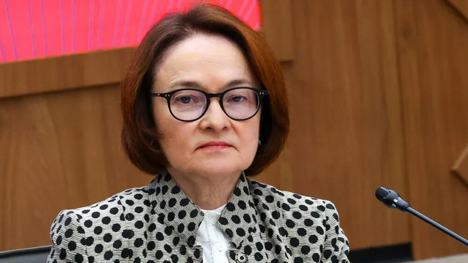 После месячного отсутствия Эльвира Набиуллина примет участие в пресс‑конференции Банка России 19 июня. Это происходит на фоне обсуждений бюджетных рисков и возможного замедления смягчения монетарной политики.