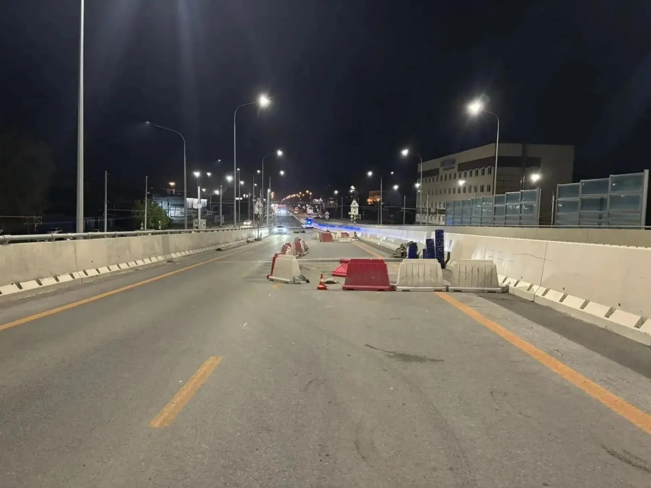 Подростка госпитализировали после того, как он врезался на питбайке в ограждение и потерял управление — транспортное средство затем столкнулось с Volkswagen Polo.