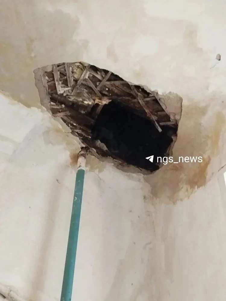 После сильного дождя в подъезде двухэтажного дома на Катодной, 8/1 в Заельцовском районе обвалился потолок, подъезд затопило; жители жалуются, что ЖЭК не реагирует на обращения.