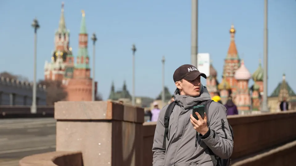 Правительство планирует обязать операторов заносить идентификаторы устройств в систему и отключать SIM‑карты скомпрометированных смартфонов. Постановление рассчитано вступить в силу 1 марта 2027 года.