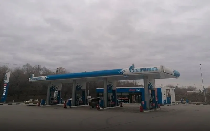 На ряде автозаправочных станций в Новосибирске отменили постоплату: водителям требуется оплатить бензин заранее, а за один раз можно заправить не более 40 литров. Независимые АЗС ограничений не вводили, но цены выросли.