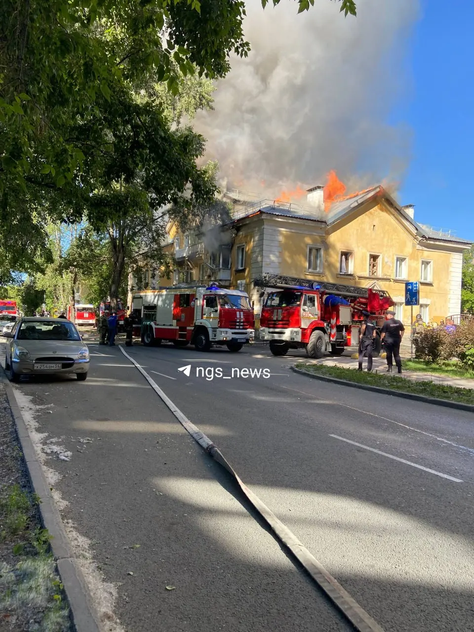 В Новосибирске на улице Народной, 57 загорелась квартира на втором этаже двухэтажного дома — пламя перекинулось на кровлю. На место прибыли пожарные и ДПС, движение по улице перекрыли.