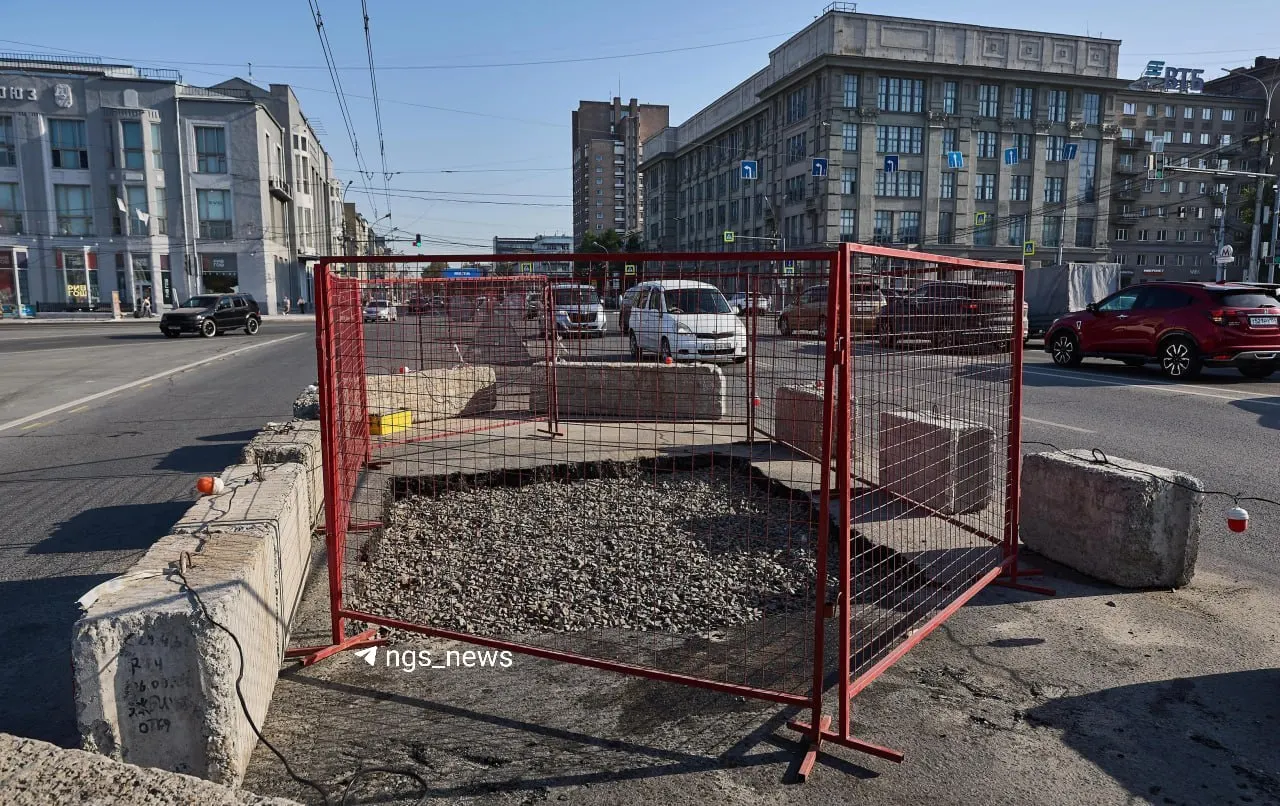 На площади Ленина образовался провал из‑за повреждения водопроводной трубы. Место оградили бетонными блоками и засыпали щебнем; ремонт планируют завершить в течение дня.
