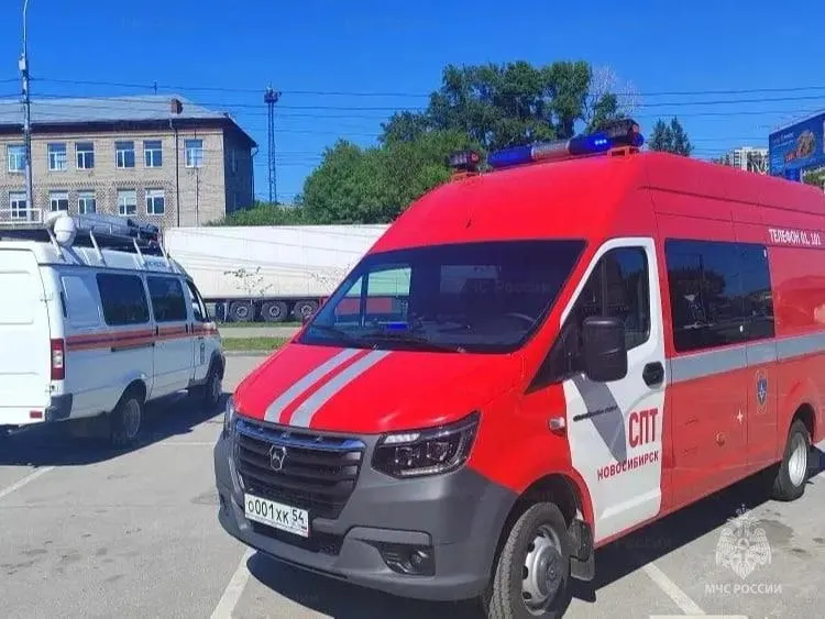 На Большевистской в Новосибирске произошёл взрыв газового баллона в здании, где расположено кафе. Трое человек доставлены в ожоговый центр, причины и обстоятельства инцидента выясняют.