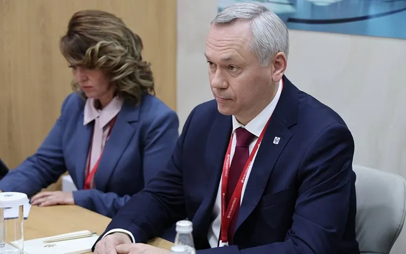 В правительстве Новосибирской области воздерживаются от комментариев после задержания первого вице‑губернатора Юрия Петухова. Губернатор Андрей Травников проведёт совещание 8 июня и намерен выступить с официальным заявлением.