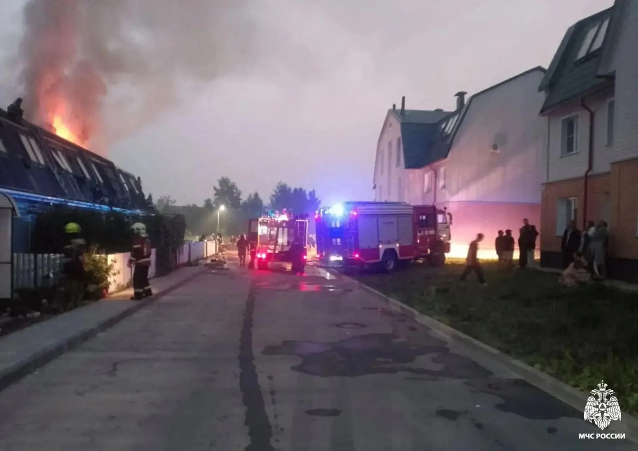 В Новосибирске ночью загорелся таунхаус в микрорайоне «Пригородный простор». До прибытия пожарных эвакуировали 16 человек, включая ребёнка; пострадавших нет. Площадь пожара — 180 кв. м, повреждены мансарда и крыши шести квартир.