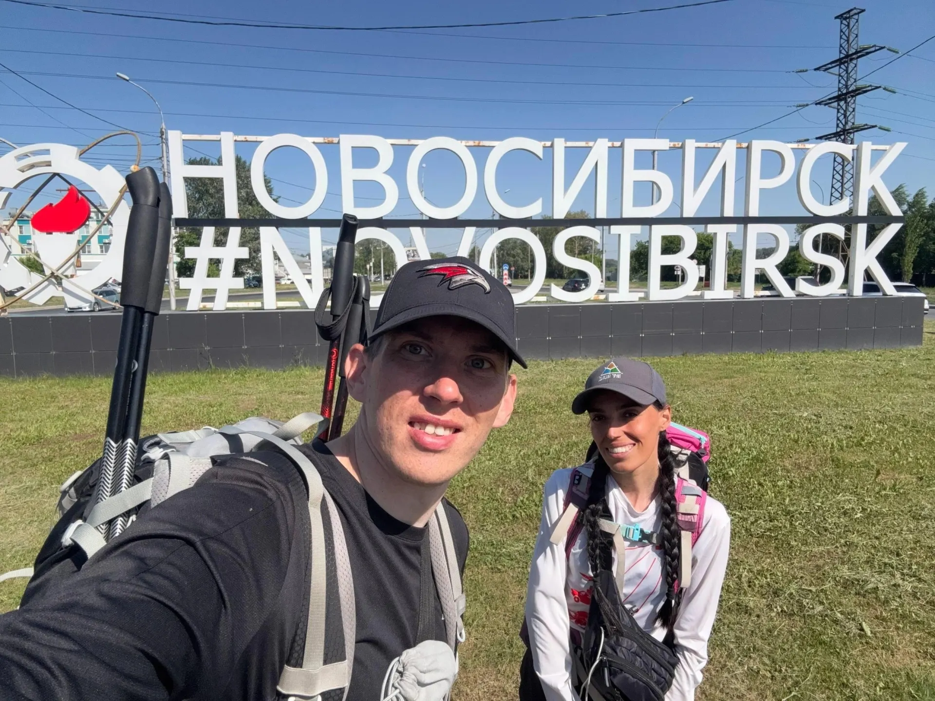 За 153 дня пути пара из Москвы прошла почти 3 800 км и остановилась в Новосибирске. За отдельный день они преодолели более 50 км, тратя на еду и жильё несколько тысяч рублей.
