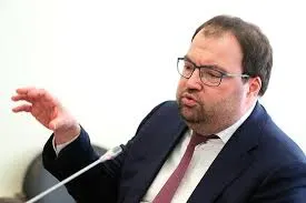 Министр цифрового развития Максут Шадаев на IT‑завтраке в рамках ПМЭФ‑2026 заявил, что внедрение механизмов возрастной идентификации на онлайн‑платформах стоит в ближайших планах ведомства; изучается, в том числе, опыт игровой платформы Roblox.