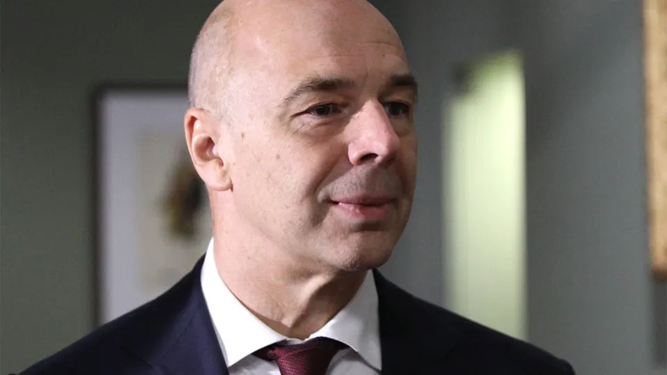Минфин заявил, что предприятия топливно‑энергетического комплекса должны самостоятельно закупать средства защиты от беспилотников; затраты можно включать в себестоимость. Между тем число атак на НПЗ резко выросло, что сократило переработку и повлияло на цены и поставки топлива.