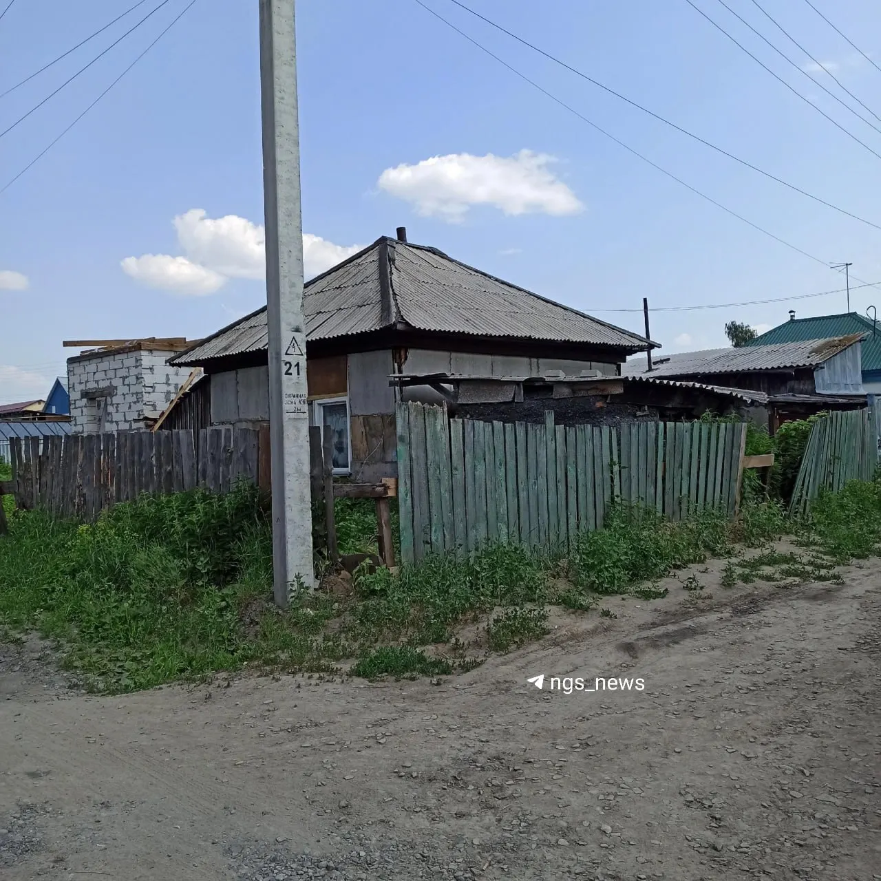 Жители улицы Трёхгорной на ОбьГЭСе выяснили, что прорванная труба не числится ни за кем. Временная подмена шлангом не устраняет коррозию, а полная замена оценена в чуть более 600 тысяч рублей.