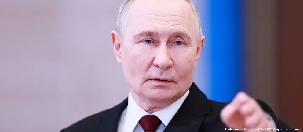 Президент подписал закон, который позволяет накладывать арест на имущество уехавших из РФ людей в качестве обеспечительной меры по ряду статей КоАП. Документ вступает в силу 1 сентября.