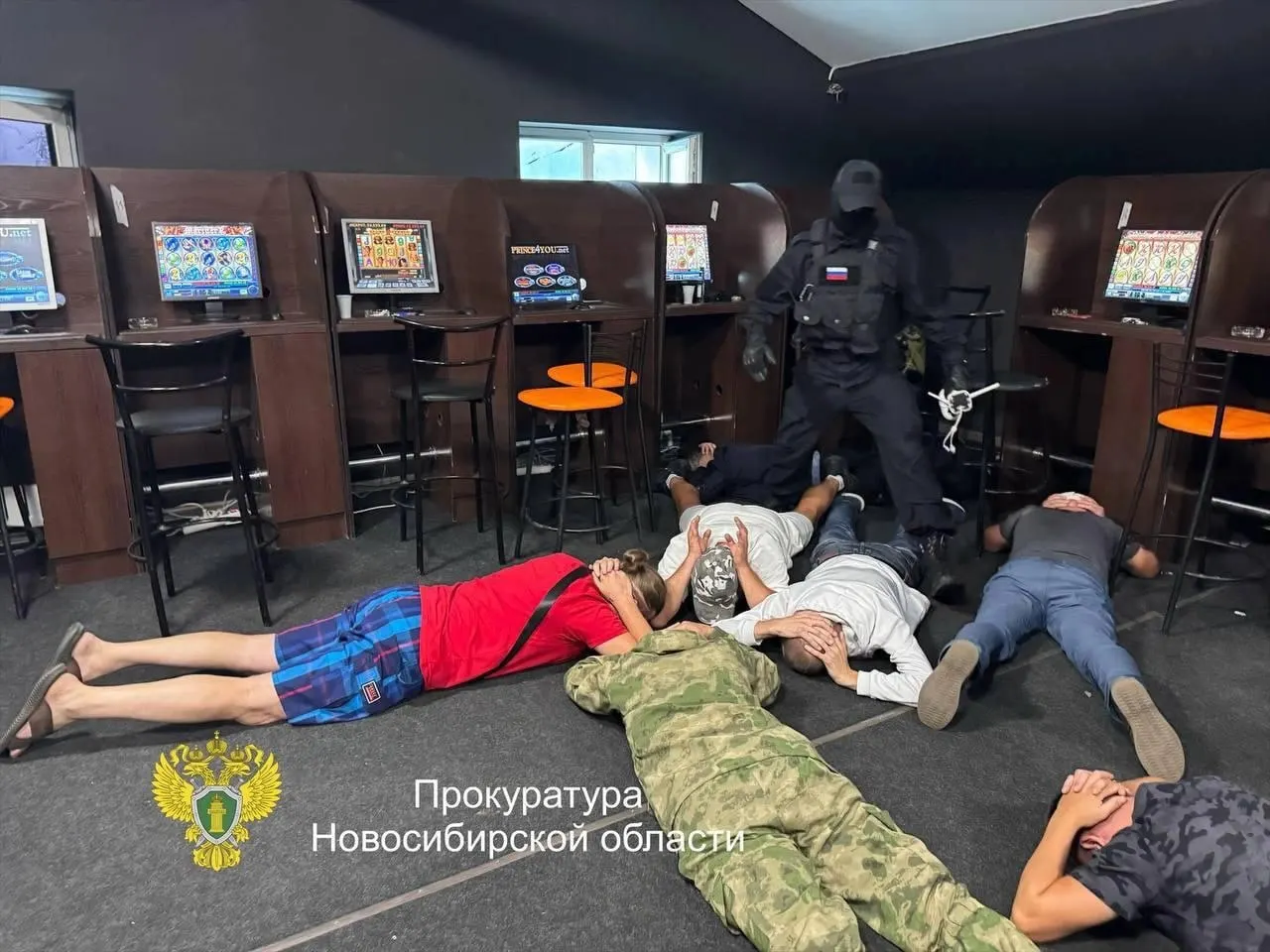 Организаторы арендовали нежилые помещения в восьми районах города и устанавливали там игровое оборудование. Правоохранители прекратили деятельность в декабре, участники получили более 4 млн рублей.